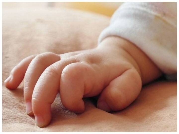 Guardian put hot rod on their child being advised by fake doctor दर्दनाक: पेट में सूजन के बाद नीम-हकीम के कहने पर मां-बाप ने 3 महीने के मासूम को गर्म हंसिए से दागा