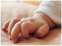 दर्दनाक: पेट में सूजन के बाद नीम-हकीम के कहने पर मां-बाप ने 3 महीने के मासूम को गर्म हंसिए से दागा