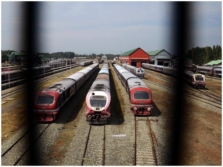 Trains running at 130 km per hour or faster will only have AC coaches 130 किमी प्रति घंटे से तेज़ चलने वाली ट्रेनों में होंगे सिर्फ AC डिब्बे, टिकट किराया भी बजट में होगा