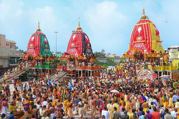 ओडिशा के पुरी में भक्तों की अनुपस्थिति में पहली बार भगवान जगन्नाथ और उनके भाई-बहनों की वार्षिक रथ यात्रा निकाली गई. सुप्रीम कोर्ट द्वारा जनता की उपस्थिति के बिना सीमित तरीके से इसे आयोजित करने के निर्देश के बाद वार्षिक उत्सव की शुरुआत की गई. पुजारियों ने भोर में 'मंगल आरती' का आयोजन किया. शंखनाद की ध्वनि, झांझ और ढोलक की थाप के साथ मंदिरों से देवताओं को रथ पर बिठाकर यात्रा की शुरुआत की गई.