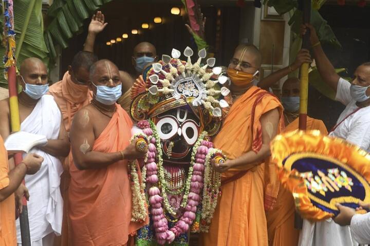 दूसरी ओर लगभग 200 वर्षों में पहली बार कानपुर में भगवान जगन्नाथ की यात्रा कोरोना संक्रमण काल के कारण नहीं निकाली गई. मंदिर में ही आषाढ़ सुदी द्बितीय को श्रीजगन्नाथ स्वामी व बहन सुभ्रद्र भ्राता बलभ्रद जी वैदिक का परंपरा के अनुसार पूजन व अभिषेक किया गया और छप्पन भोग लगाया गया.