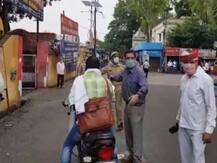 UP: पीलीभीत के डीएम का एक्शन, बिना हेलमेट-मास्क वाले बाइक सवारों के थाने के बाहर कटवाए चालान