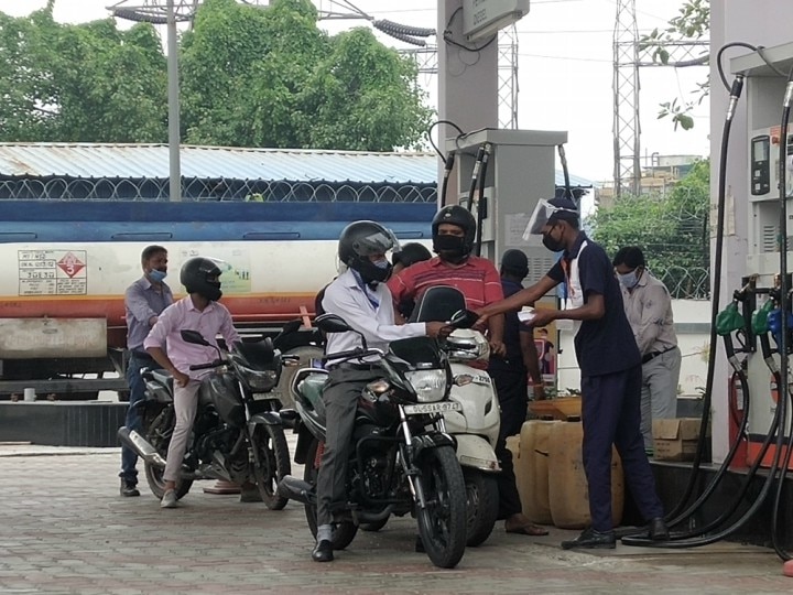 Petrol will not be available in Kolkata without a helmet, know what is the new rule टू-व्हीलर पर निकल रहे हैं तो इस शहर में बिना हेलमेट के नहीं मिलेगा पेट्रोल, जानें नया नियम