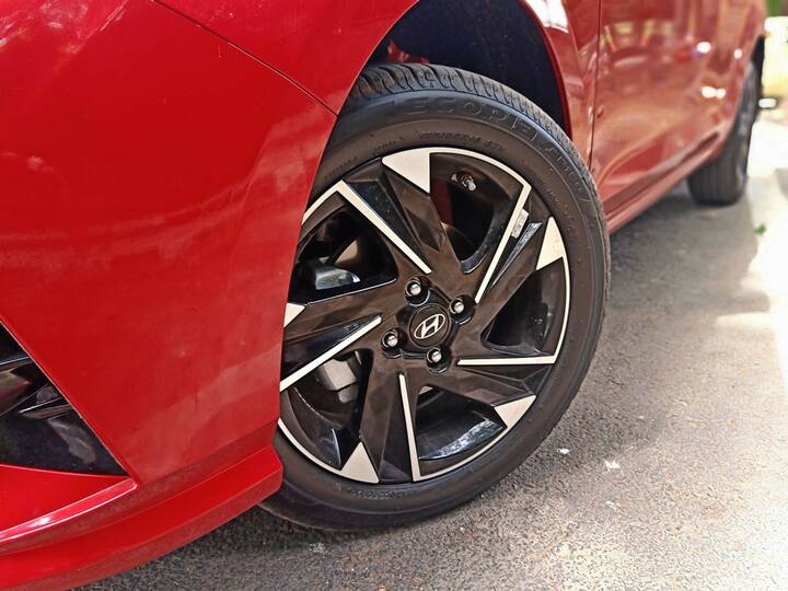 16 इंच के ड्यूअल टोन वाले एलॉय व्हील्स कार की आपीरिएंस और प्रजेंस को और बढ़ाते हैं. वहीं रियर में भी आपको कुछ चेंजेस देखने को मिलेंगे जैसे कि पीछे की ओर टिके डिफ्यूज़र और स्मार्ट एलईडी टेल-लैंप्स. इनशार्ट नई वरना को थोड़े बदलाव के साथ पेश किया गया है.