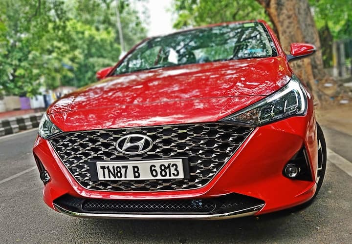 नई कार खरीदते समय लुक्स बहुत मायने रखते हैं वो भी तब और ज्यादा जब सेडान खरीदने वाले कस्टमर्स की एवरेज एज बदल रही हो. इस बार नई Verna एक कनेक्टेड कार के रूप में आई है. अपने पुराने मॉडल की तुलना में यह कार अब ज्यादा स्पोर्टी और बोल्ड नजर आती है, इसमें कई नए फीचर्स को भी शामिल किया है. इसमें नए ग्रिल्स दिए गए हैं जो एक्सटीरियर पर्सनॉलिटी को अपलिफ्ट करते हैं. वहीं डीआरएल के साथ नए एलईडी हेडलैम्प इसे एक शार्प लुक देते हैं. फ्रंट बंपर बड़े एज्स के साथ फिट किए गए हैं.