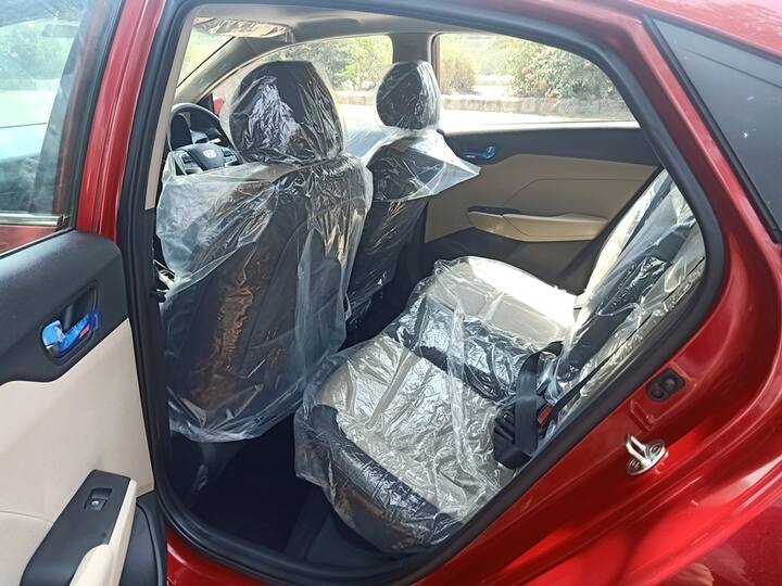 हालांकि जो बात करने लायक है वह है वेंटिलेटेड और कूल्ड सीट्स, वायरलेस चार्जिंग और पावर्ड बूट रिलीज़. जो इसकी बेहतरीन क्वालिटीज में से एक है ऐसी सीट्स इस सेगमेंट की किसी दूसरी कार में नहीं है. इसके अलावा सबसे बड़ी विशेषता यह है कि ये कार 45 ब्लू लिंक फीचर के साथ आती है.