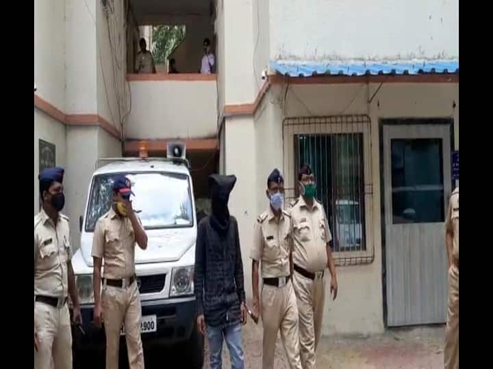 The goons stripped and beaten the young man to maintain the reign in mumbai ann मुंबई में गुंडो ने बादशाहत कायम रखने के लिए युवक को नंगा करके पीटा