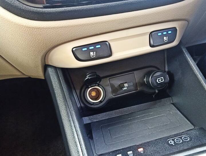 वर्ना की बेस कीमत की शुरूआत 9.3 लाख रुपये से होती है लेकिन यहां पर जो गाड़ी दिख रही है उसकी कीमत 13.8 लाख रुपये है. टर्बो पेट्रोल डीसीटी की कीमत फिलहाल 13.9 लाख रुपये है. ऐसे में कुल मिलकार नई वर्ना में काफी कुछ बदलाव किए गए हैं जिसमें स्टाइलिंग, फीचर्स, इंजन और ओवरऑल डायनमिक्स शामिल है.