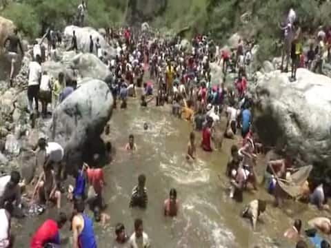 उत्तराखंड: मसूरी के एतिहासिक 'मौण मेले' पर कोरोना का साया, अगलाड़ नदी में मछली पकड़ने नहीं उमड़ेगा जनसैलाब उत्तराखंड: मसूरी के एतिहासिक 'मौण मेले' पर कोरोना का साया, अगलाड़ नदी में मछली पकड़ने नहीं उमड़ेगा जनसैलाब