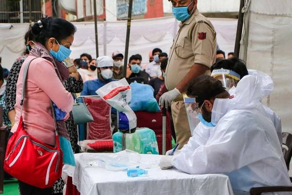 More than two lakh corona tests are being done daily in India, now one thousand labs exist ann भारत में प्रतिदिन हो रहे हैं दो लाख से ज्यादा कोरोना टेस्ट, अब एक हजार लैब मौजूद