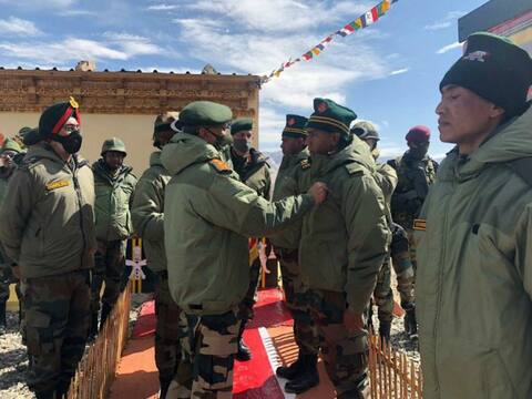 सीमा विवाद: सेना प्रमुख नरवणे ने किया फॉरवर्ड पोस्ट का दौरा, चीन को मुंहतोड़ जवाब देने वाले जवानों से मिले सीमा विवाद: सेना प्रमुख नरवणे ने किया फॉरवर्ड पोस्ट का दौरा, चीन को मुंहतोड़ जवाब देने वाले जवानों से मिले