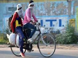 कोरोना वायरस के कारण गांव लौटे कुशल मजदूरों को नहीं मिल रहा काम, दो तिहाई शहर लौटने की राह पर