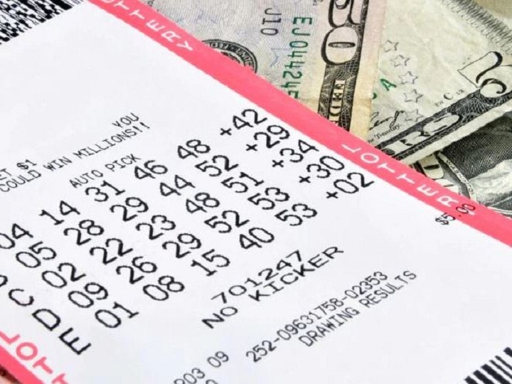 Kerala lottery seller's unsold ticket turns lucky wins Rs 12 crore लॉटरी टिकट नहीं बिकने से परेशान था दुकानदार, स्क्रैच कर देखा तो बन गया करोड़पति 