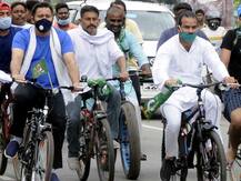 पेट्रोल डीजल के दाम में बढ़ोतरी, तेजस्वी यादव और तेजप्रताप यादव ने साइकिल चलाकर जताया विरोध