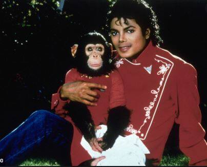 माइकल जैक्सन ने म्यूजिक के साथ डांस में भी कई कीर्तिमान स्थापित किए थे. उन्होंने ही रोबोट और मूनवॉक जैसे डांस फॉर्म्स की इजात की थी.