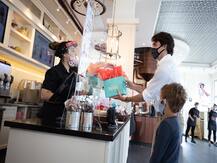 कनाडा: लॉकडाउन खत्म होते ही बेटे संग आइस्क्रीम खरीदते दिखे प्रधानमंत्री जस्टिन ट्रूडो, फोटो वायरल