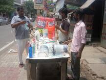 UP: मेरठ में ठेलों पर सब्जी-फल की तरह बिक रहा है सेनेटाइजर, जानें- कार और बाइक को सेनेटाइज कराने के दाम