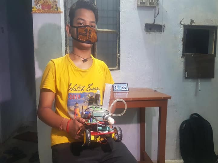 UP: कानपुर के 10वीं के छात्र ने बनाया अनोखा ब्लूटूथ कंट्रोल्ड सेनेटाइजर रोबोट, जानिए- क्या है इसकी खूबियां Kanpur 10th Student Mayank Saxena created unique Bluetooth controlled sanitizer robot UP: कानपुर के 10वीं के छात्र ने बनाया अनोखा ब्लूटूथ कंट्रोल्ड सेनेटाइजर रोबोट, जानिए- क्या है इसकी खूबियां