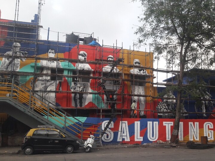 Mumbai Corona Warriors Photos made Walls of Railway Station ANN मुंबई: रेलवे स्टेशन की दीवारों उकेरी गई कोरोना वॉरियर्स की तस्वीरें