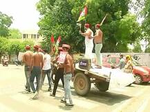 UP: मेरठ में सपा का पेट्रोल और डीजल की बढ़ी कीमतों के खिलाफ बुग्गी प्रदर्शन, बड़े आंदोलन की दी धमकी