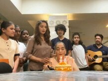 VIDEO: माधुरी दीक्षित ने सेलिब्रेट किया अपनी मां का 88वां बर्थडे, डॉक्टर नेने ने बजाया गिटार, परिवार के लोगों ने गाया बर्थडे सॉन्ग