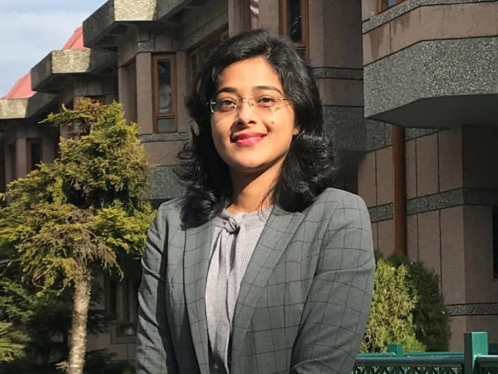 IAS Success Story: हिंदी मीडियम स्कूल की साधारण सी लड़की से IAS ऑफिसर बनने तक, जानें कैसा रहा सुरभि गौतम का सफर Success Story Of IAS Topper Surabhi Gautam IAS Success Story: हिंदी मीडियम स्कूल की साधारण सी लड़की से IAS ऑफिसर बनने तक, जानें कैसा रहा सुरभि गौतम का सफर