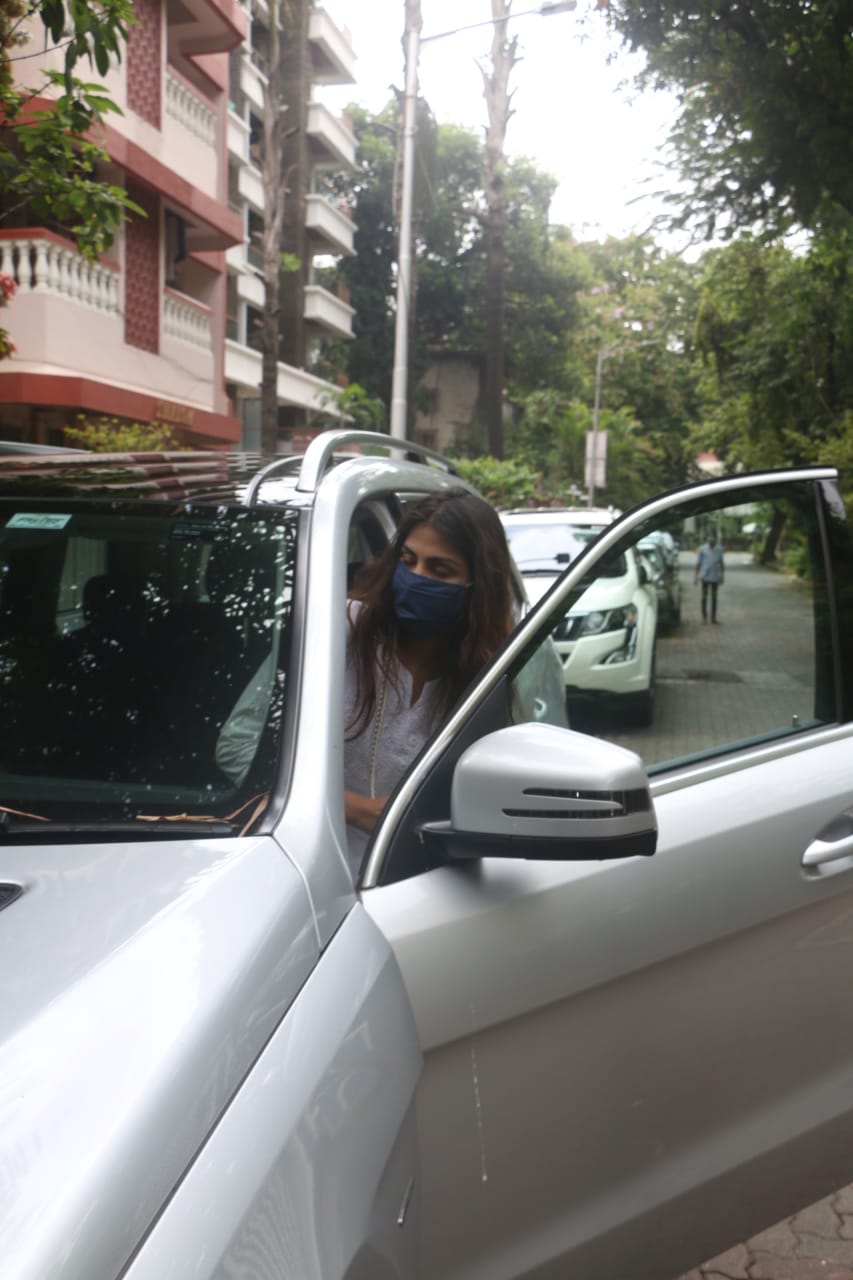 Riya Chakraborty arrives at Farhan Akhtar's house with Shibani Dandekar, these pictures came out