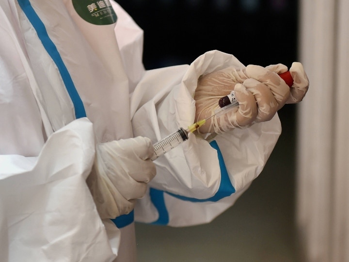 Coronavirus Vaccine: रूस ने तैयार की कोरोना वैक्सीन, राष्ट्रपति पुतिन की बेटी को दिया गया टीका Coronavirus Vaccine: रूस ने तैयार की कोरोना वैक्सीन, राष्ट्रपति पुतिन की बेटी को दिया गया टीका