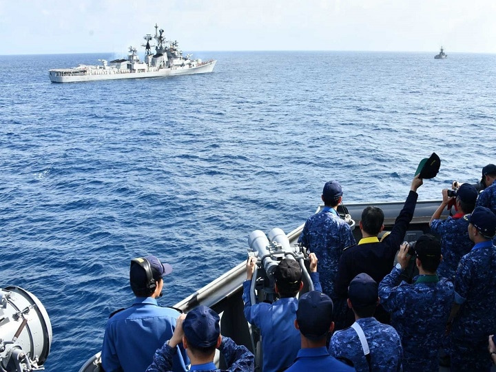 India-China standoff: Indo-Japan navies conduct joint training exercise in Indian Ocean चीन से बढ़ते खतरे के बीच भारत और जापान की नौसेना ने हिंद महासागर में किया युद्धाभ्यास, तस्वीरें आईं सामने