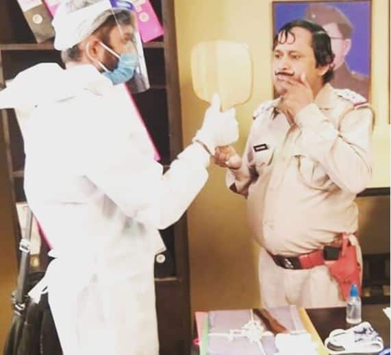 कोरोना वायरस के चलते शूटिंग सेट्स पर अब काफी कुछ बदल गया है फिर वो चाहे मेकअप हो या एक्टर्स . आगे की तस्वीरों में देख सकते हैं. 