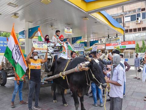पेट्रोल-डीजल की बढ़ती कीमतों के खिलाफ देशभर में कांग्रेस का हल्ला बोल, कई जगह कार्यकर्ताओं को पुलिस ने हिरासत में लिया पेट्रोल-डीजल की बढ़ती कीमतों के खिलाफ देशभर में कांग्रेस का हल्ला बोल, कई जगह कार्यकर्ताओं को पुलिस ने हिरासत में लिया