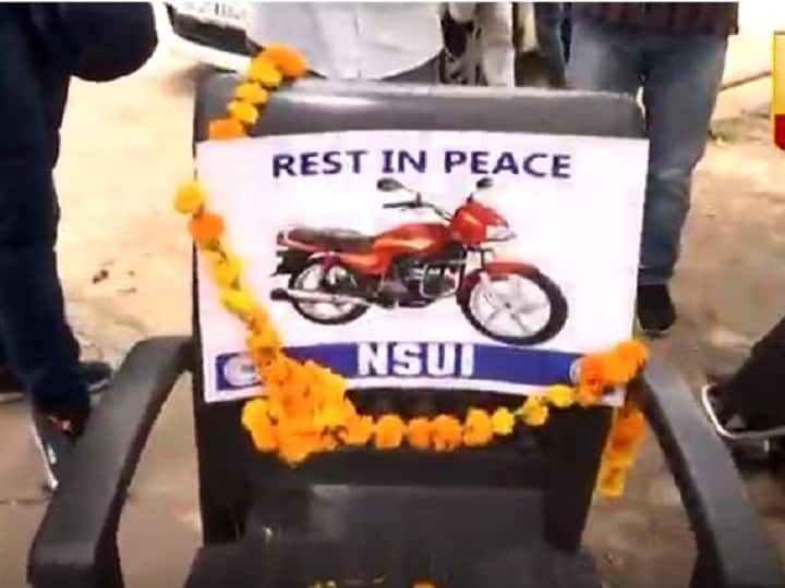 कांग्रेस कार्यकर्ता सड़कों पर उतर कर पेट्रोल-डीजल के बढ़ते दामों के खिलाफ विरोध जता रहे है. किसी ने 'रेस्ट इन पीस' बाइक के पोस्टर लगा कर माला लटकाई, तो कई कार्यकर्ता बाइक को कंधा देते सड़कों पर दिखें.