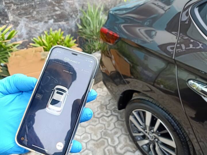 सिटी अब एक 'कनेक्टेड कार' भी है. नई Hyundai Verna के बाद में नई सिटी यह सुविधा देने वाली दूसरी कार है. साथ ही यह एलेक्सा रिमोट पाने वाली पहली कार भी है. आपको वास्तव में एक एलेक्सा स्पीकर नहीं मिलता है, लेकिन यह आपके स्मार्टफोन के माध्यम से है. इसमें 32 फीचर दिए गए हैं. सुरक्षा के लिहाज से नए सिटी में 6 एयरबैग्स, व्हीकल स्टेबिलिटी असिस्ट, हिल स्टार्ट असिस्ट, टायर प्रेशर मॉनिटरिंग सिस्टम, रियर कैमरा, इमरजेंसी स्टॉप सिग्नल, लेन वॉच दिए गए हैं. इसके अलावा यह आसियान एन-कैप 5-स्टार रेटिंग कार है.