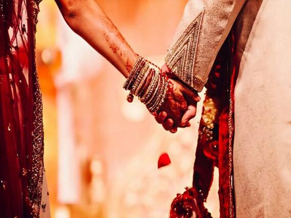 शादी के बाद समारोह छोड़कर भाग गया पति ! दूल्हन के जोड़े में भटकती रही पीड़िता