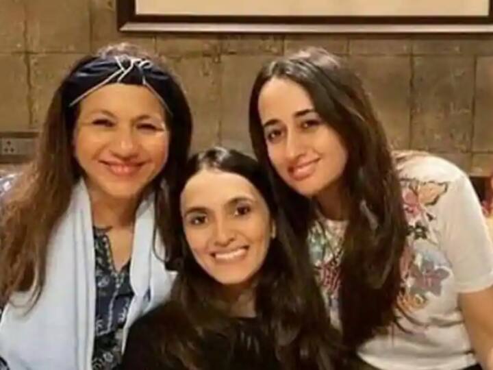 वरुण धवन की मां और बहन से गर्लफ्रेंड नताशा दलाल की है अच्छी बॉन्डिंग, वायरल हो रही ये फोटो Varun Dhawan girlfriend Natasha Dalal bonds with Laali Dhawan and Jaanvi Dhawan photo viral वरुण धवन की मां और बहन से गर्लफ्रेंड नताशा दलाल की है अच्छी बॉन्डिंग, वायरल हो रही ये फोटो