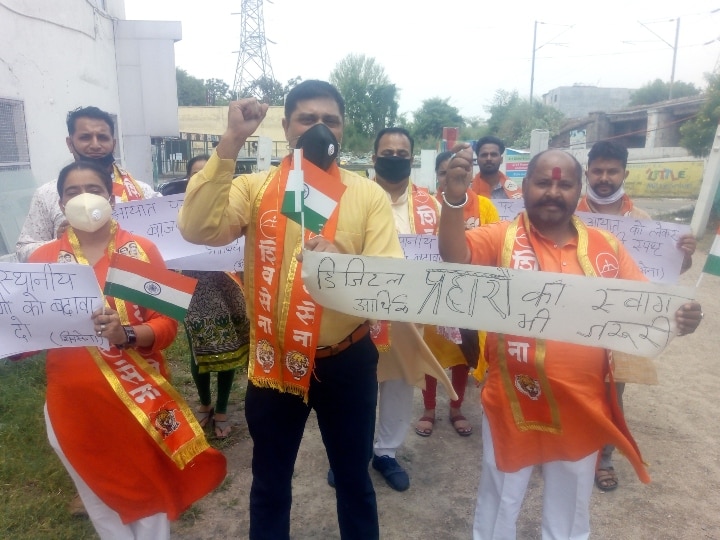 Jammu and Kashmir Pradesh Shiva Sena protests to promote Aatmanirbhar bharat and stop imports- ann जम्मू: प्रदेश शिवसेना ने आत्मनिर्भर भारत को बढ़ावा देने और चीनी आयात को रोकने की मांग को लेकर किया प्रदर्शन