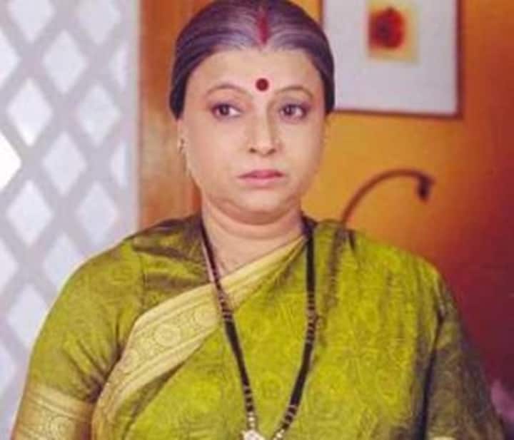 रीता भादुड़ी- कई फिल्मों में अपनी एक्टिंग का जलवा दिखाने वाली रीता भादुड़ी ने 'कुमकुम', 'वे मंजिल', 'संजीवनी', 'छोटी बहू' जैसे कई मशहूर सीरियल्स में दादी, मां और सास का किरदार निभाया है.