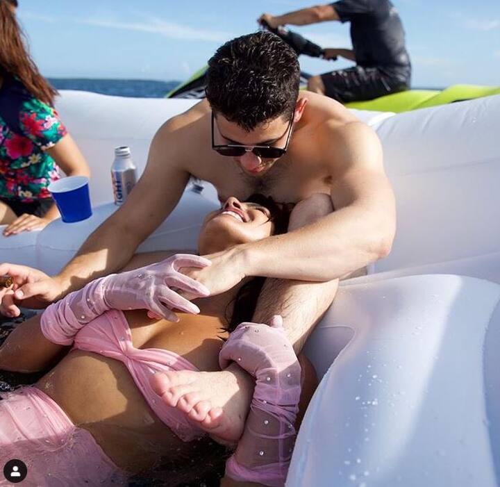 इसे ईरानी फिल्म निर्माता रमीन बहरानी द्वारा निर्देशित किया गया है।