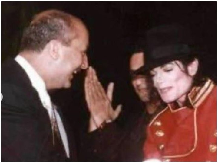 When Anupam Kher jumped barricades to hug Michael Jackson माइकल जैक्सन से मिलने के लिए अनुपम खेर ने तोड़ दिए थे बैरीकेट्स, शेयर की ये तस्वीर