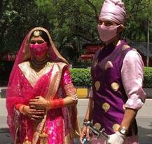 IN PICS: Lockdown के बीच इस एक्टर ने रचाई गर्लफ्रेंड से शादी, मास्क लगाए नजर आए दूल्हा-दुल्हन