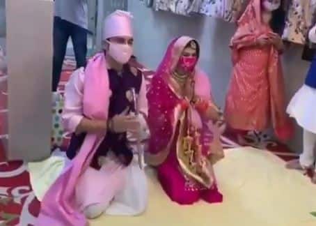 लॉकडाउन के चलते दोनों की शादी में कुछ 10 लोग ही शरीक हुए. जिनमें परिवार और करीबी दोस्त शामिल हैं. 