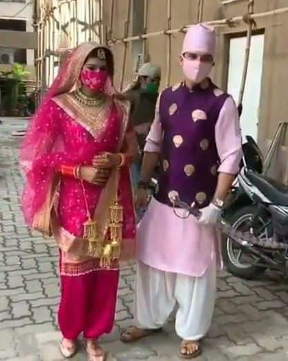दोनों ही अपनी शादी में बेहद सिंपल अंदाज में तैयार हुए नजर आए. 