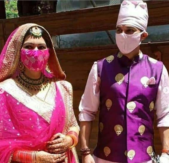 जहां संगीता चौहान ने रानी पिंक बनारसी सूट के साथ मैचिंग का फेस मास्क पहना हुआ था और एक स्टेटमेंट नेकलेस, चूड़ा और कलीरे पहना हुआ था. 