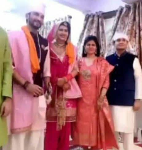 वहीं, मनीष ने गुलाबी कुर्ता और उसके ऊपर इंडिगो जवाहर जैकेट पहना हुआ था.