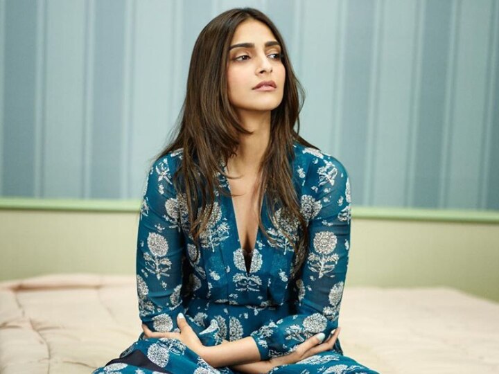 Sonam Kapoor ने Mithun Chakraborty के सुपरहिट सॉन्ग Jimmy Jimmy पर किया डांस, देखें वीडियो Sonam Kapoor dance on mithun Chakraborty hit song jimmy jimmy Sonam Kapoor ने Mithun Chakraborty के सुपरहिट सॉन्ग Jimmy Jimmy पर किया डांस, देखें वीडियो