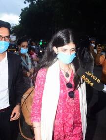 IN PICS: सुशांत सिंह राजपूत खुदकुशी मामले में संजना सांघी से हुई 9 घंटे पूछताछ, पुलिस स्टेशन के बाहर आईं नजर