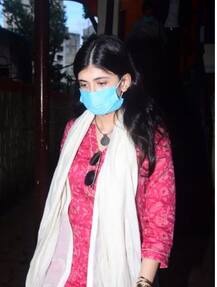 IN PICS: सुशांत सिंह राजपूत खुदकुशी मामले में संजना सांघी से हुई 9 घंटे पूछताछ, पुलिस स्टेशन के बाहर आईं नजर