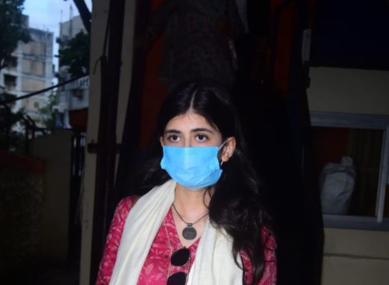 IN PICS: सुशांत सिंह राजपूत खुदकुशी मामले में संजना सांघी से हुई 9 घंटे पूछताछ, पुलिस स्टेशन के बाहर आईं नजर