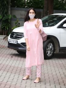 Lockdown के बीच चेहरे पर मास्क लगाए कुछ यूं चहकती दिखीं सारा अली खान, देखें खूबसूरत तस्वीरें