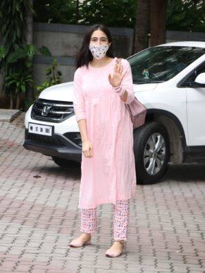  अनलॉकिंग अब अपने दूसरे फेज में एंटर कर गई है. अब आम लोगों की तरह अब सेलेब्स भी घरों से बाहर आने लगे हैं. 